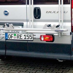 Svetlobni trak s ponovitvijo registrske tablice