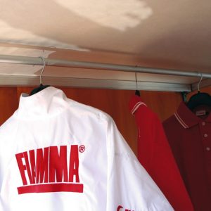 Tirnica za oblačila Carry Rail za zadnjo garažo