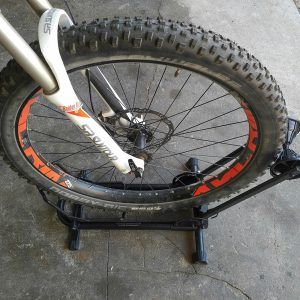 Stojalo za kolo za zadnjo garažo za e-kolesa - s širino pnevmatik 5"