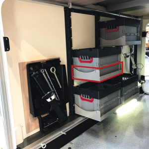 Okvir na zadnji polici s tečaji