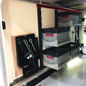 Nosilec za pritrditev na zadnjo polico