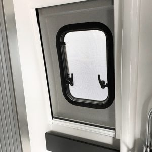 Notranji okvir z mrežo proti komarjem za okno kopalnice (Adria)