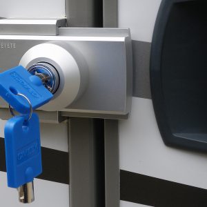 Dodatna ključavnica za vrata avtodoma