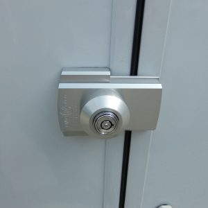 Univerzalna površinska ključavnica za pokrove ohišja