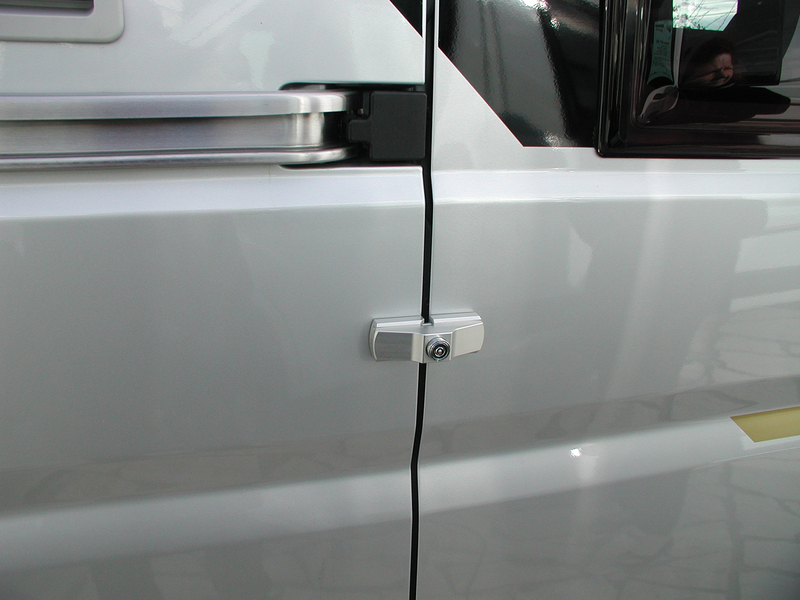 Univerzalna površinska ključavnica za drsna in zadnja vrata