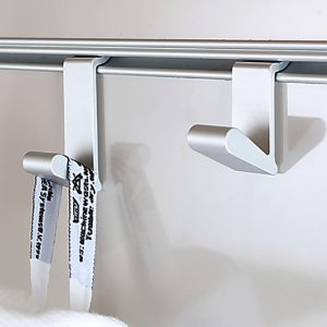 Aluminijasti profilni trak za namestitev različnih nosilcev