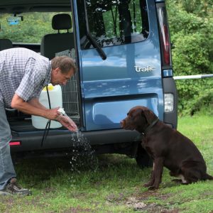 Samostojni tuš za kampiranje