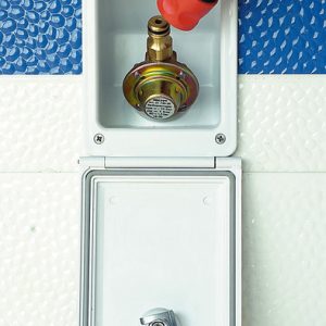 Priključek za mestni vodovod bele barve