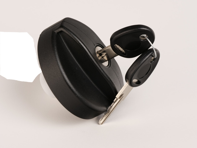 Pokrovček za polnjenje - črn