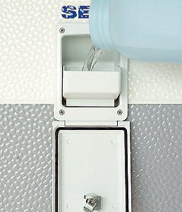 Zaklopka za polnjenje z vodo z vgrajenim lijakom