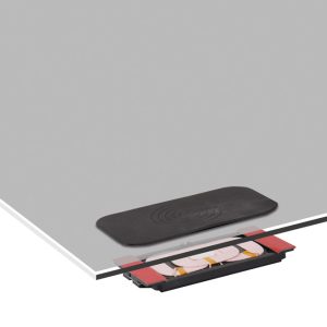 Induktivna polnilna enota črne barve z nedrsečo podlogo in kompletom optičnih vlaken