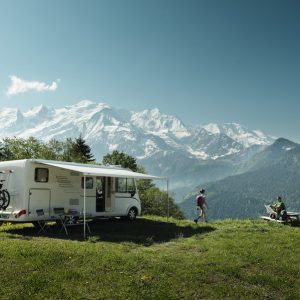 Stenska markiza Thule Omnistor 8000 s kompletom motorja 230 V EM