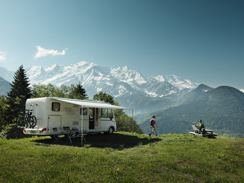 Stenska markiza Thule Omnistor 8000 s kompletom motorja 230 V EM