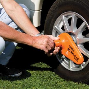 Zaklepanje koles prikolice