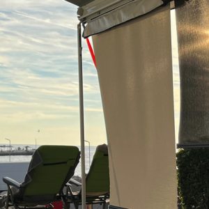 SunBreak sivo-bel – senčilo in zaščita pred pogledi za markize